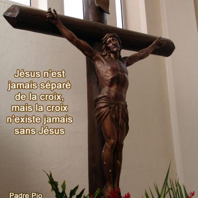 Padre-Pio-Jésus n'est jamais séparé de la croix 