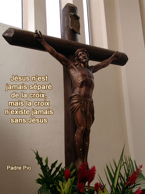 Padre-Pio-Jésus n'est jamais séparé de la croix 