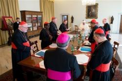 Les cardinaux au travail avec le pape francois article main